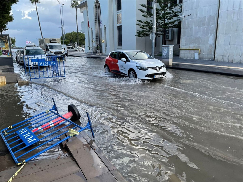 Hatay'da kuvvetli fırtına nedeniyle deniz taştı! Görüntüler ürkütücü - Resim: 4
