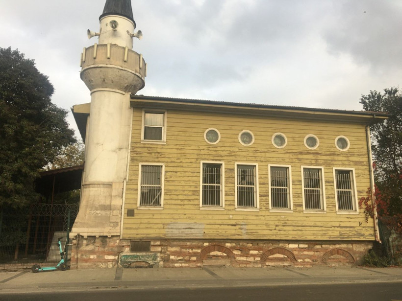 Eyüp'te camide Kuran-ı Kerim ayetine saygısızlık Ayaklar altına aldılar - Resim: 2