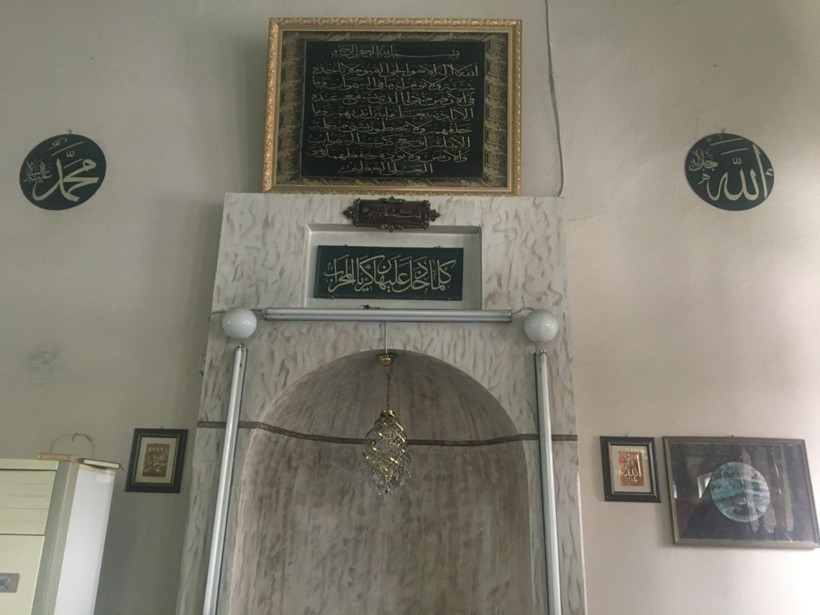 Eyüp'te camide Kuran-ı Kerim ayetine saygısızlık Ayaklar altına aldılar - Resim: 1