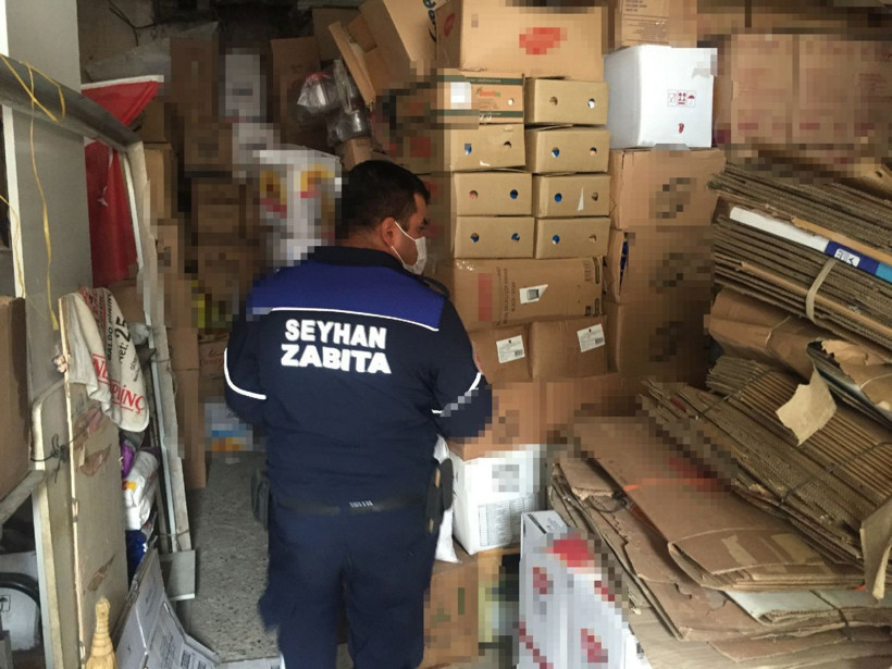 Adana'da gıda stoğu olan depoya baskın! Ayçiçek yağı, bakliyat ve tuvalet kağıdı çıktı - Resim: 1