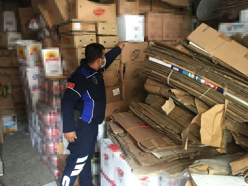 Adana'da gıda stoğu olan depoya baskın! Ayçiçek yağı, bakliyat ve tuvalet kağıdı çıktı - Resim: 2