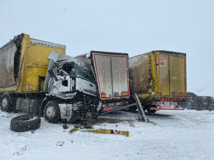 Mardin'de 8 aracın karıştığı zincirleme kaza! 3 kişi öldü, 12 yaralı var - Resim: 1