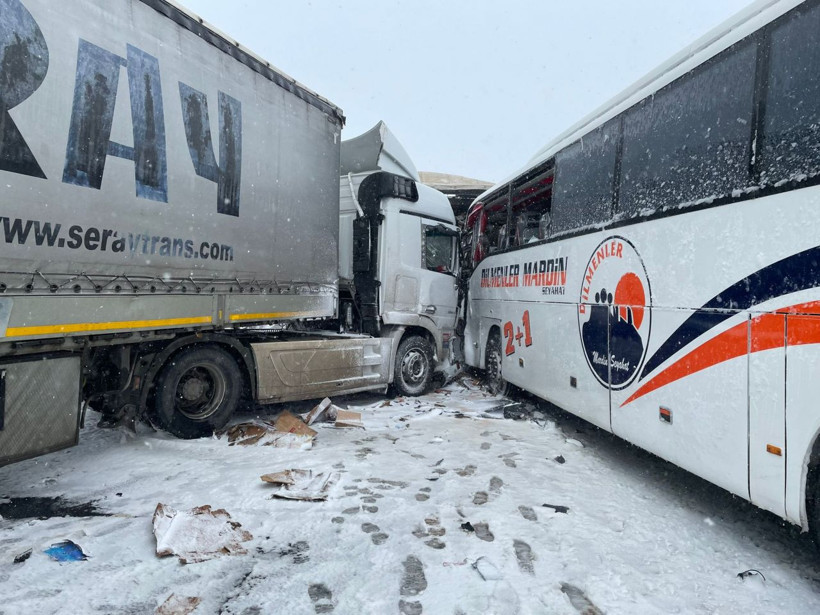 Mardin'de 8 aracın karıştığı zincirleme kaza! 3 kişi öldü, 12 yaralı var - Resim: 4