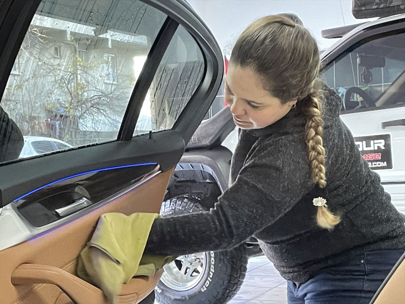 Kendilerini ilk kez gören bazı müşteriler 'erkek yok mu' diye sordu kız kardeşler ilgi çekti - Resim: 2