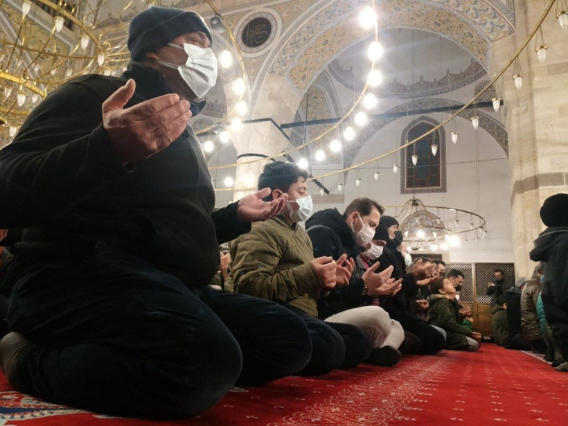 Üç ayların müjdeleyicisi kabul edilen Regaip Kandili'nde camiler dolup taştı - Resim: 2