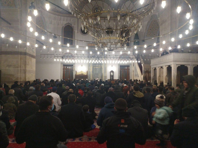 Üç ayların müjdeleyicisi kabul edilen Regaip Kandili'nde camiler dolup taştı - Resim: 3