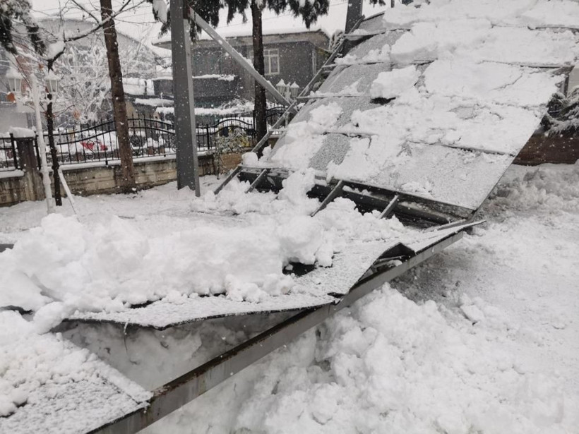 Isparta'da 30 santimetre kar yağdı hayat durdu! Elektrikler yok, yollar kapandı motosiklet kullanımı yasaklandı - Resim: 3