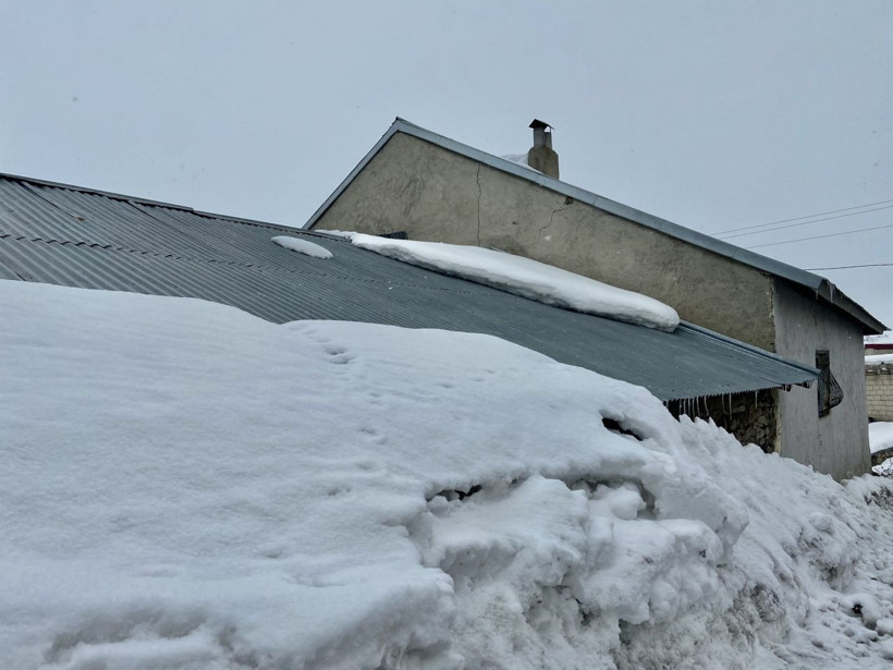 Ağrı'dan inanılmaz görüntüler! Yüksek kesimlerde evler kar altında kaldı - Resim: 2