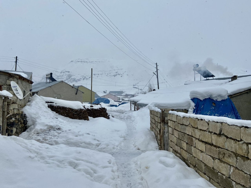 Ağrı'dan inanılmaz görüntüler! Yüksek kesimlerde evler kar altında kaldı - Resim: 4