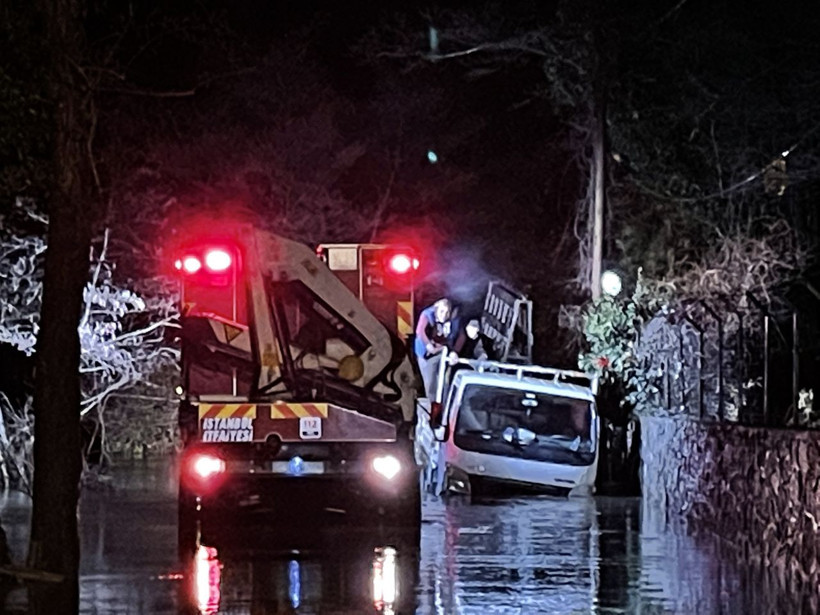 Beykoz’da dere taştı, yol sular altında kaldı! Mahsur kalan 3 kişi böyle kurtarıldı - Resim: 2