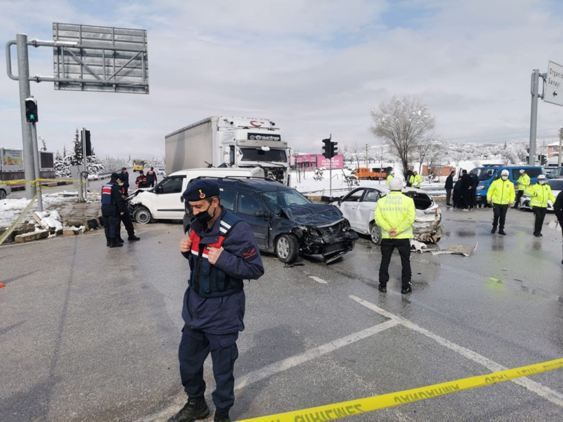 Kontrolden çıkan TIR 7 aracı biçti! Ölü ve yaralılar var - Resim: 3