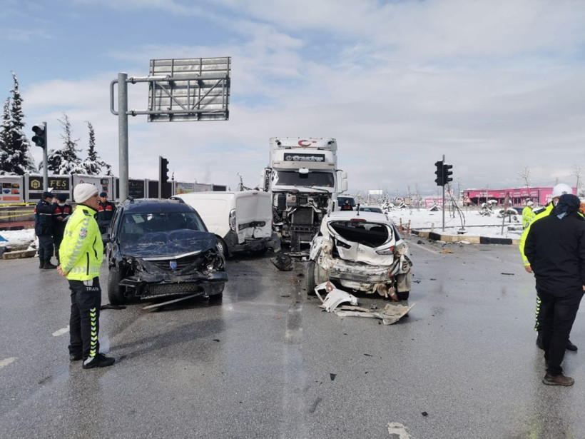 Kontrolden çıkan TIR 7 aracı biçti! Ölü ve yaralılar var - Resim: 4