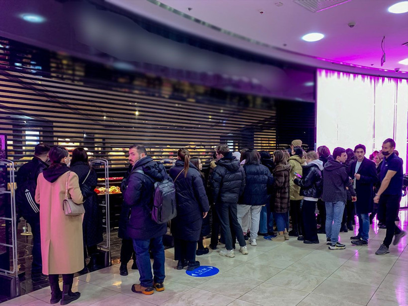 Saatlerce kuyrukta beklediler! Rusya'da 'panik' alışverişi - Resim: 1