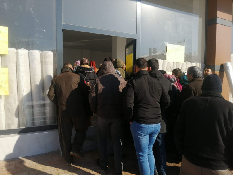 Elazığ'da indirimi duyan akın etti eksi 4 derecede kuyruk oluştu - Resim: 2