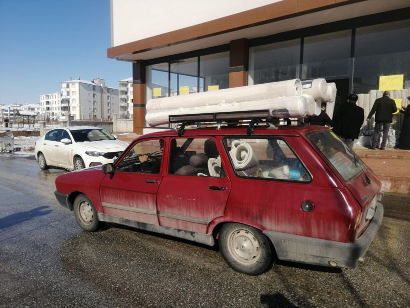 Elazığ'da indirimi duyan akın etti eksi 4 derecede kuyruk oluştu - Resim: 4