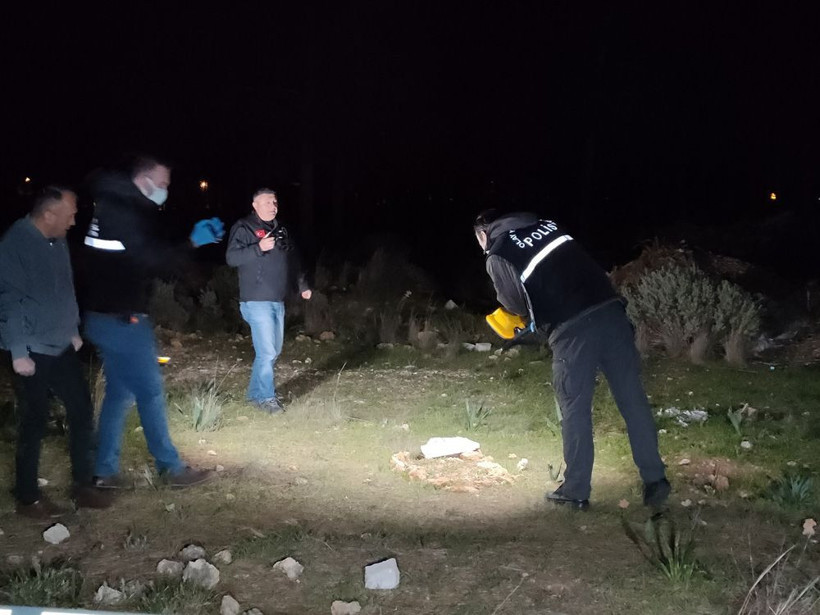 Ormanlık alan içindeki mezar polisi alarma geçirdi! İçinden bakın ne çıktı - Resim: 2