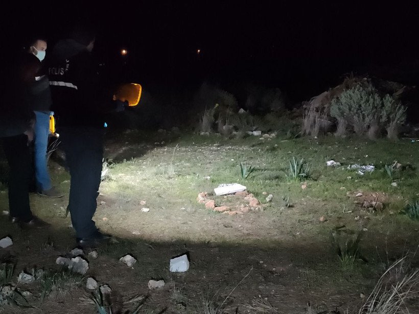 Ormanlık alan içindeki mezar polisi alarma geçirdi! İçinden bakın ne çıktı - Resim: 4