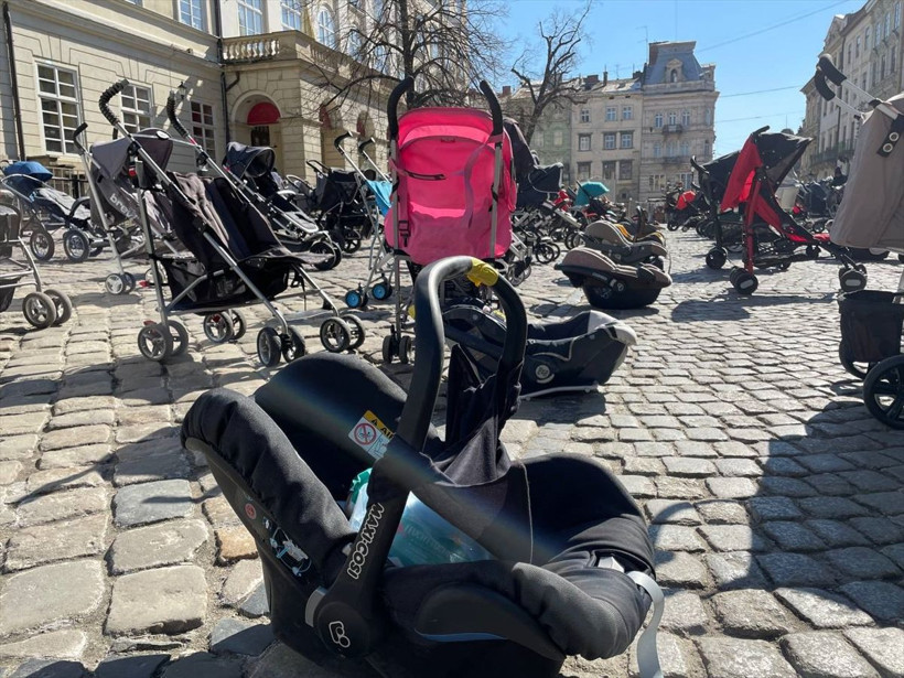 Ukrayna'da en acı görüntü 109 boş bebek arabası yürekleri sızlattı - Resim: 4