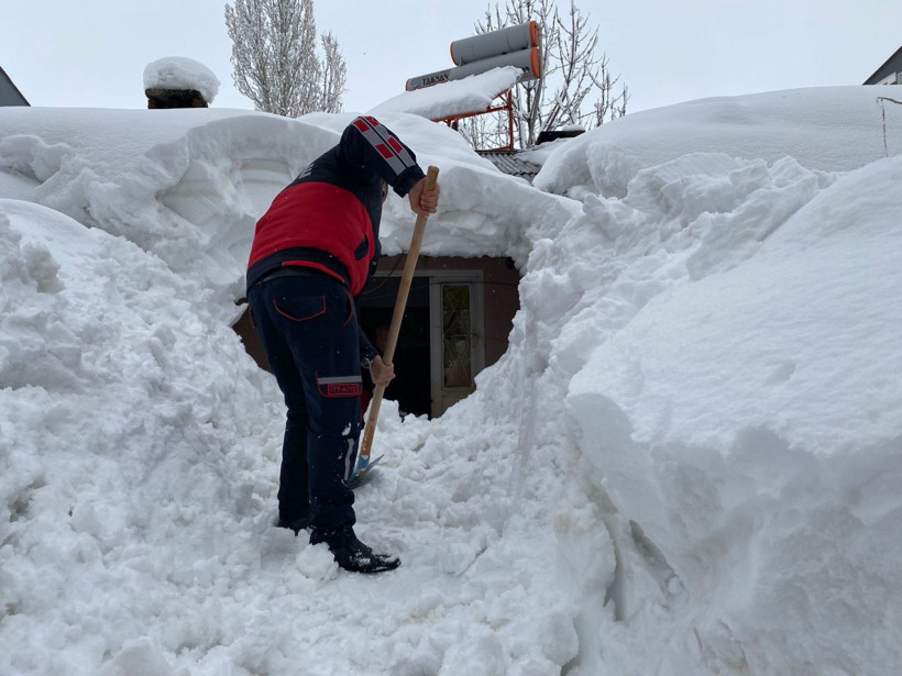 Kar kütleleri evi resmen yuttu! Aile mahsur kaldı inanılmaz görüntü - Resim: 3