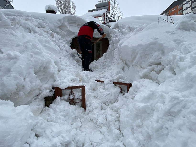 Kar kütleleri evi resmen yuttu! Aile mahsur kaldı inanılmaz görüntü - Resim: 4