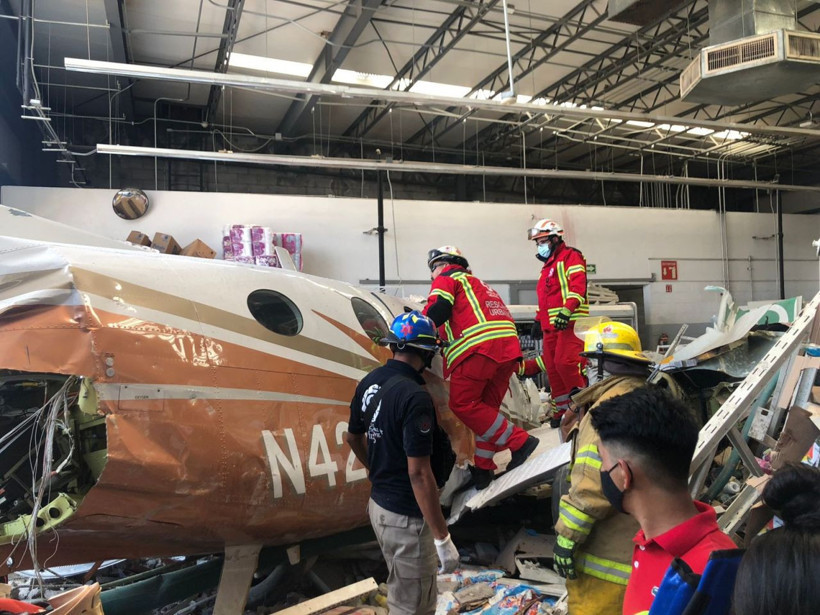 Uçak süpermarketin üzerine düştü! Meksika'da yaşandı: 3 ölü 5 yaralı - Resim: 1