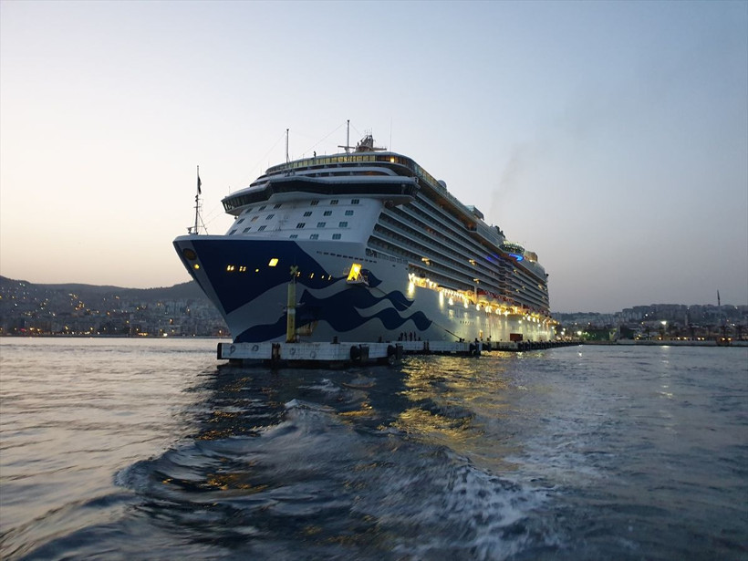 Dünyanın en büyüklerinden biri! Yüzen şehir Aydın Kuşadası'na yanaştı - Resim: 2