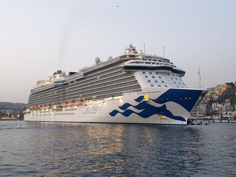 Dünyanın en büyüklerinden biri! Yüzen şehir Aydın Kuşadası'na yanaştı - Resim: 3