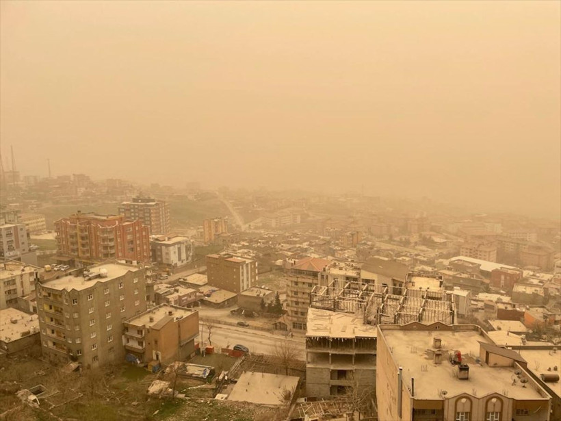 Tufan gibi çamur yağıyor! Meteoroloji Profesörü Orhan Şen içinde bakteri ve mantar var diyor - Resim: 2