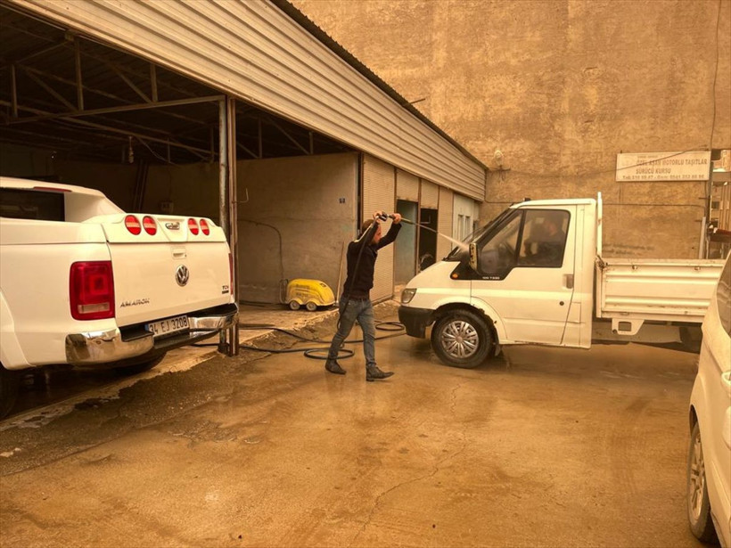 Tufan gibi çamur yağıyor! Meteoroloji Profesörü Orhan Şen içinde bakteri ve mantar var diyor - Resim: 3