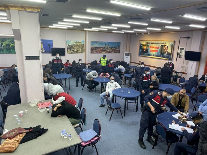 İzmir'de 4 yılda kumar oynatmaktan 50 kez mühürlenen dernek binasında 160 kişi kumarda basıldı! - Resim: 1
