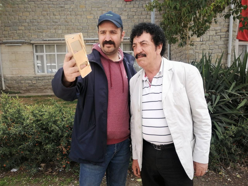 'Müslüm Gürses' ölmemiş diyen yanına koşup resim çektiriyor inanılmaz - Resim: 1