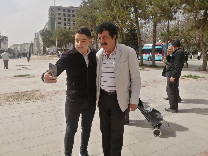 'Müslüm Gürses' ölmemiş diyen yanına koşup resim çektiriyor inanılmaz - Resim: 2