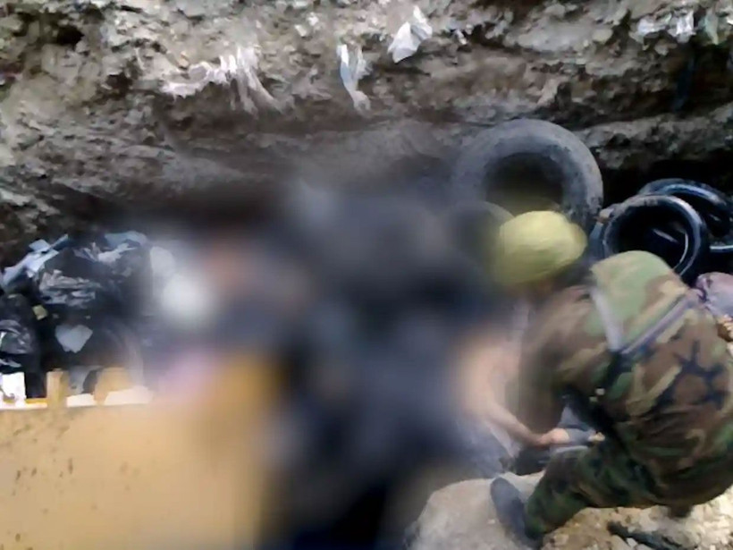 Esed'in katilleri 41 sivili infaz edip bir çukurda benzin döküp yaktı! O anlarda güldüler işte o görüntü - Resim: 4