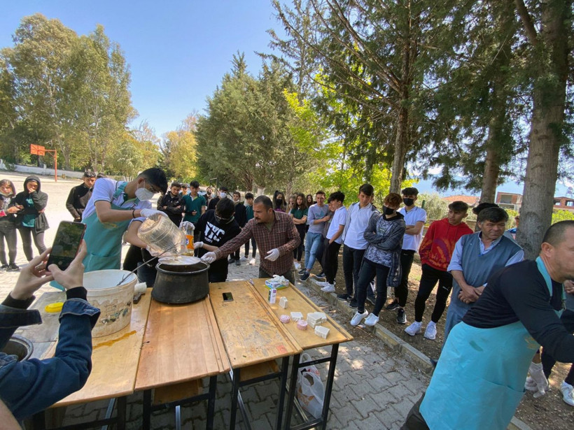 Öğrenciler yaptıkları sabunları satarak ihtiyaç sahiplerine erzak yardımında bulundular - Resim: 3
