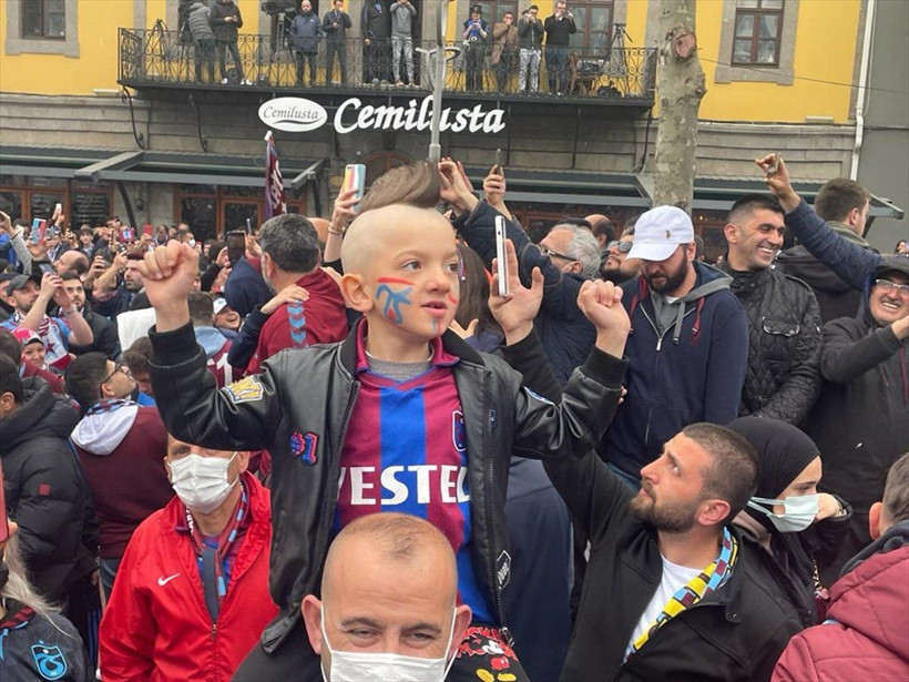 Trabzon sokaklarında şampiyonluk coşkusu yaşanıyor! Kent bordo maviye boyandı - Resim: 4
