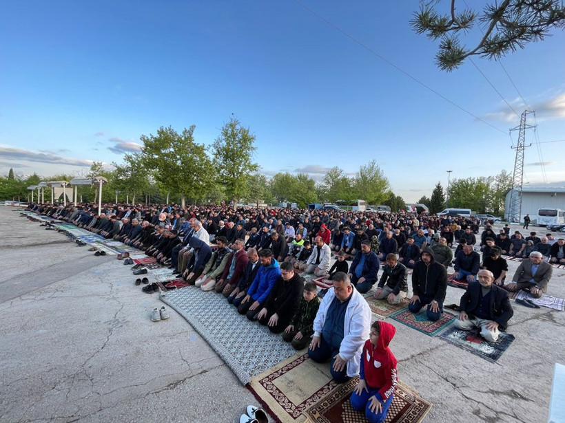 2 yıl aradan sonra kısıtlamasız bayram namazı! 7’den 70’e herkes camilere akın etti - Resim: 4