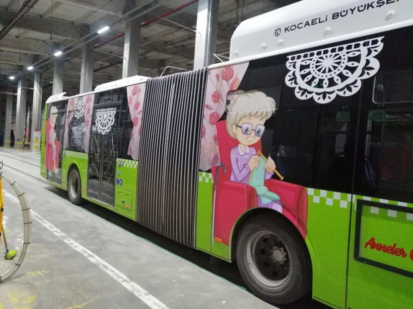 Otobüslerde anne rüzgarı esti! İçini gören yolcular hem şaşırdı hem duygulandı - Resim: 1