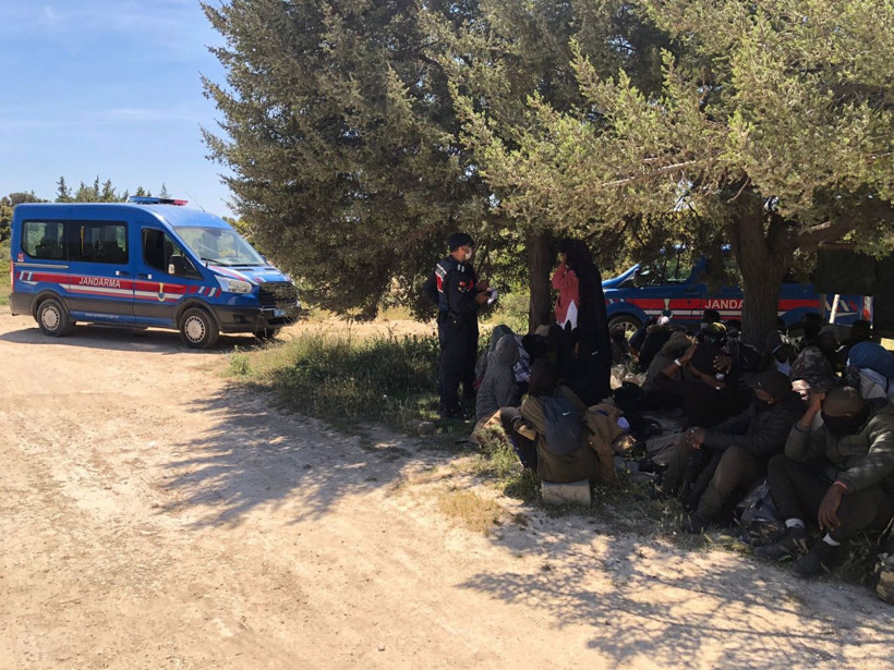 İzmir Çeşme'de çalıların arasında gizlenirken yakalandılar! - Resim: 1