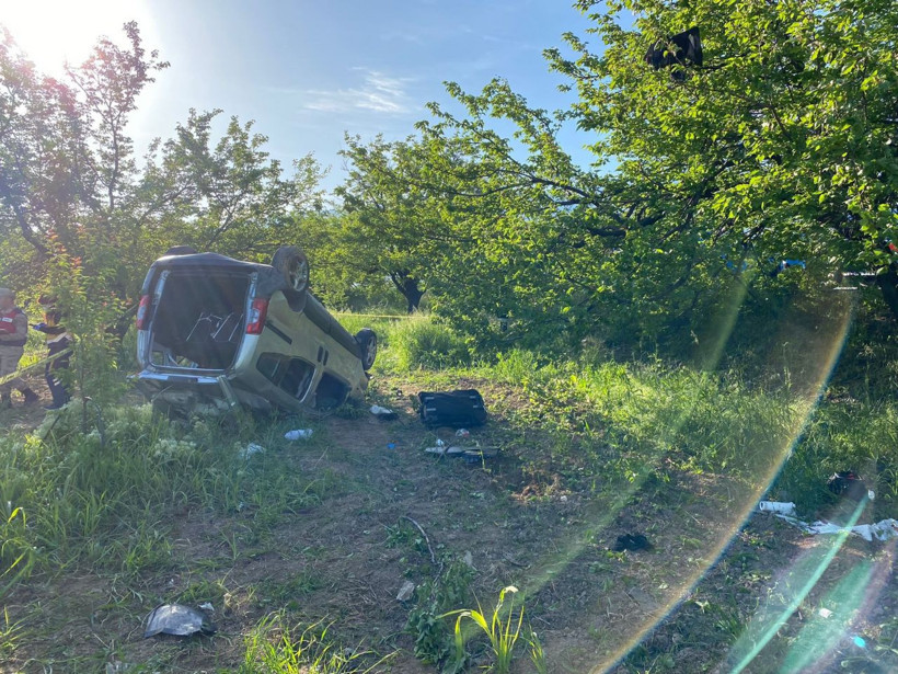 Korkunç kaza! Karşı şeride geçip takla attı 2’si bebek 3 kişi hayatını kaybetti - Resim: 3