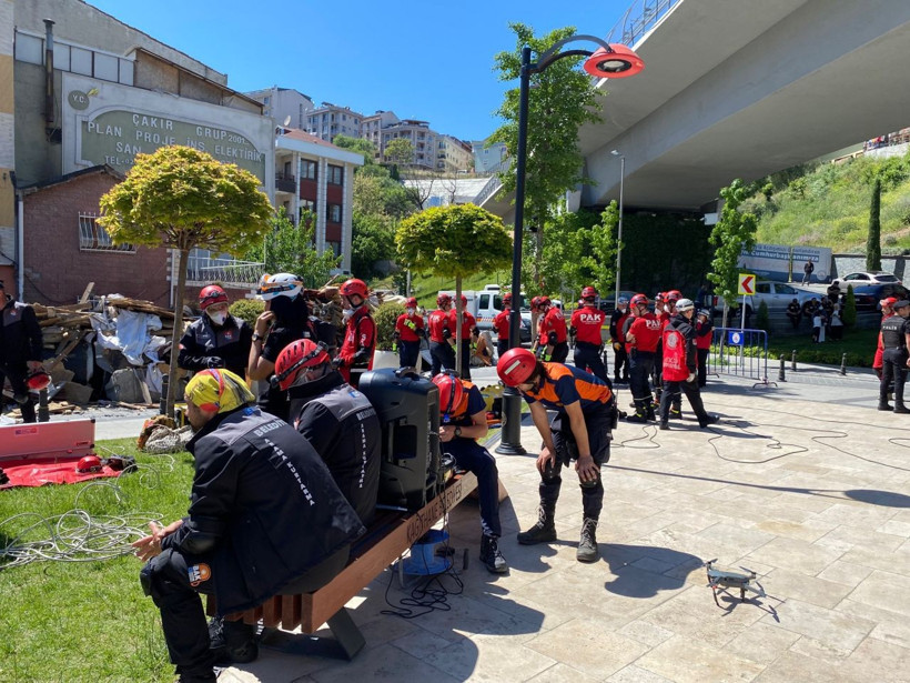 İstanbul Adalar merkezli 7.5 büyüklüğünde depremle sallandı enkaz altında arama yapıldı AFAD'ın tatbikatı gerçek gibiydi - Resim: 2