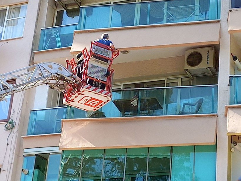 Haber alınamıyordu! Ekipler yangın merdiveni ile evine girdi korkunç manzara... - Resim: 3