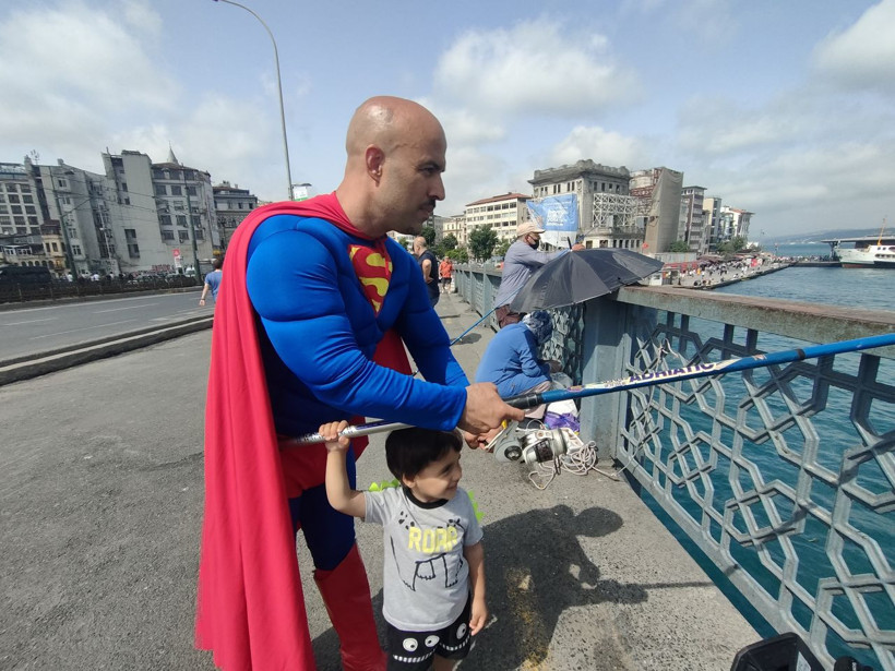 Galata'da bir garip olay... Süpermen kostümüyle balık tutmaya gitti görenler şok oldu! - Resim: 2