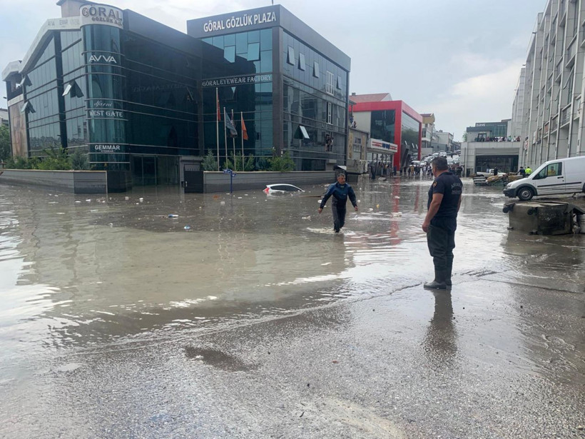 Görüntüler inanılmaz! Ankara'yı sağanak fena vurdu araçlar suya gömüldü - Resim: 1