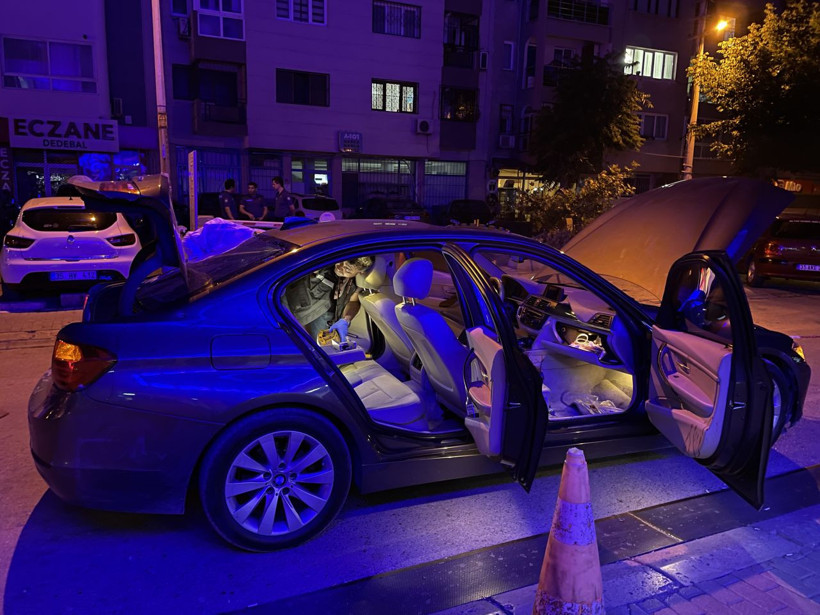 İzmir'de polise silahlı saldırı! Çıkan çatışmada biri polis iki kişi yaralandı - Resim: 1