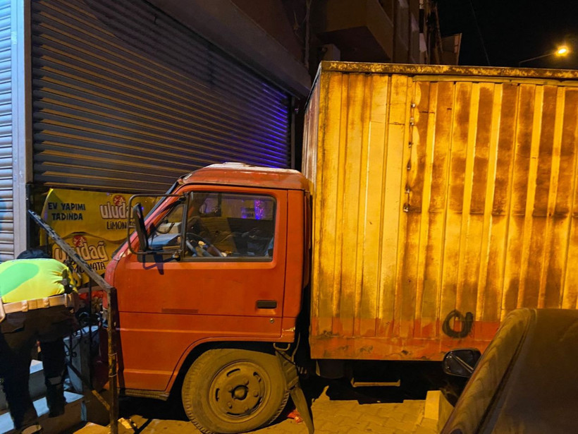 Eyüpsultan'da İETT otobüsü sokağa daldı 17 araca çarptı!İETT: Otobüs gece çalındı - Resim: 4