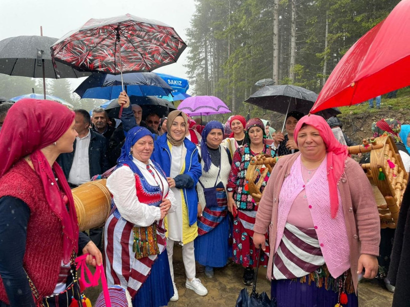 Trabzon'dan renkli görüntüler! Yaylacılar gelin gibi süsledikleri inekleri ile yaylalarının yolunu tuttular - Resim: 3
