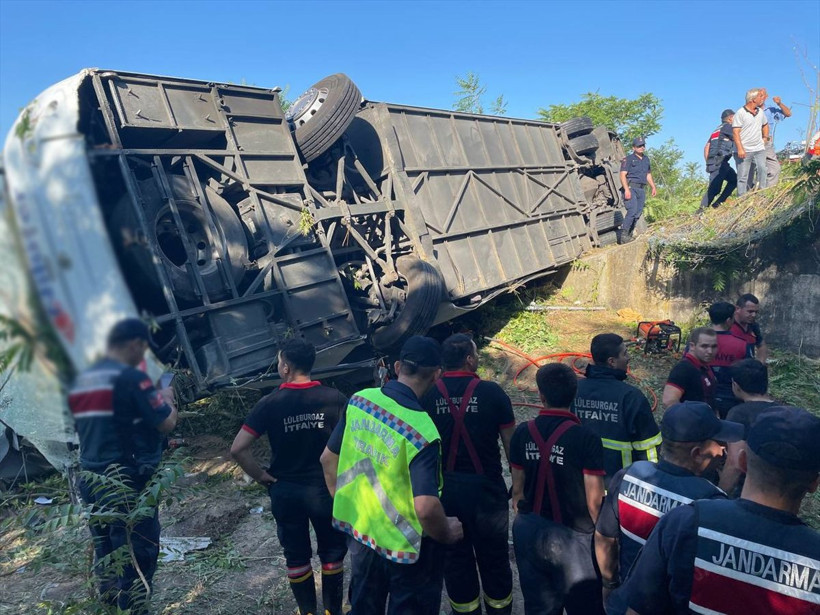 Kırklareli'nde yolcu otobüsü şarampole yuvarlandı! Çok sayıda ölen ve yaralılar var - Resim: 3