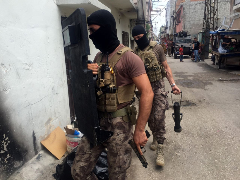 Önce komşusunun evini yaktı, sonra kendini yakmak istedi! Özel harekat yakaladı - Resim: 1