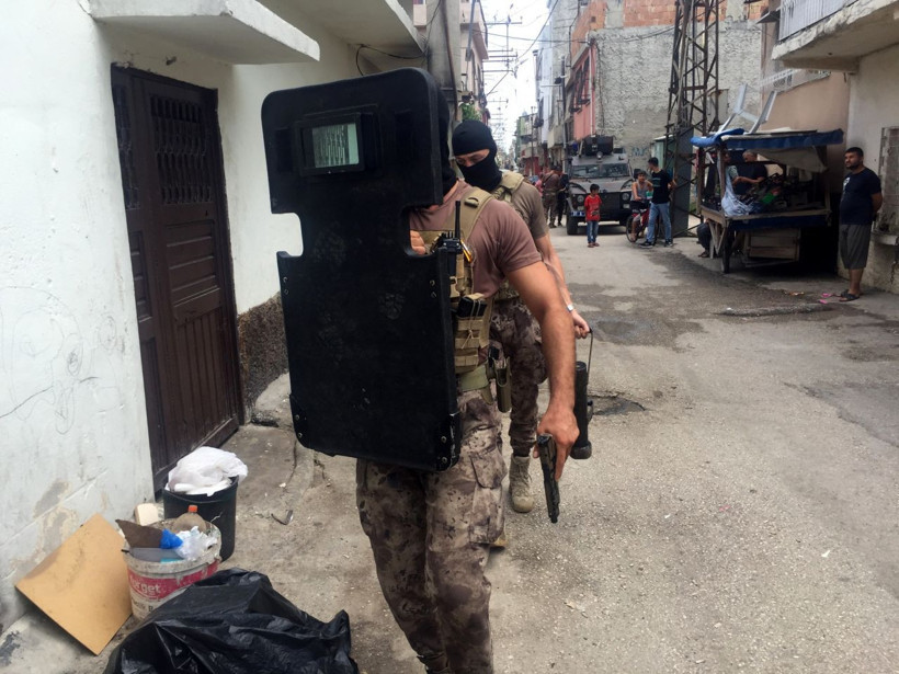 Önce komşusunun evini yaktı, sonra kendini yakmak istedi! Özel harekat yakaladı - Resim: 2