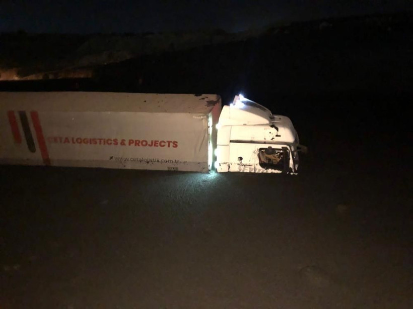 Atık su taştı! Üç şehri birbirine bağlayan otoyol ulaşıma kapandı - Resim: 1